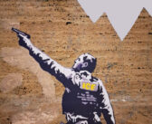 La street artist Laika contro la presenza degli agenti USA ai Giochi Olimpici Invernali: “ICE OUT!” davanti al CONI