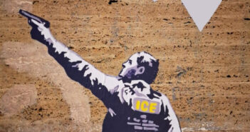 La street artist Laika contro la presenza degli agenti USA ai Giochi Olimpici Invernali: “ICE OUT!” davanti al CONI