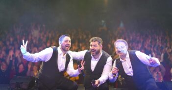 Gemelli di Guidonia a teatro con “Intelligenza Musicale 2.0”: tour 2025/2026 tra musica, comicità e intelligenza artificiale