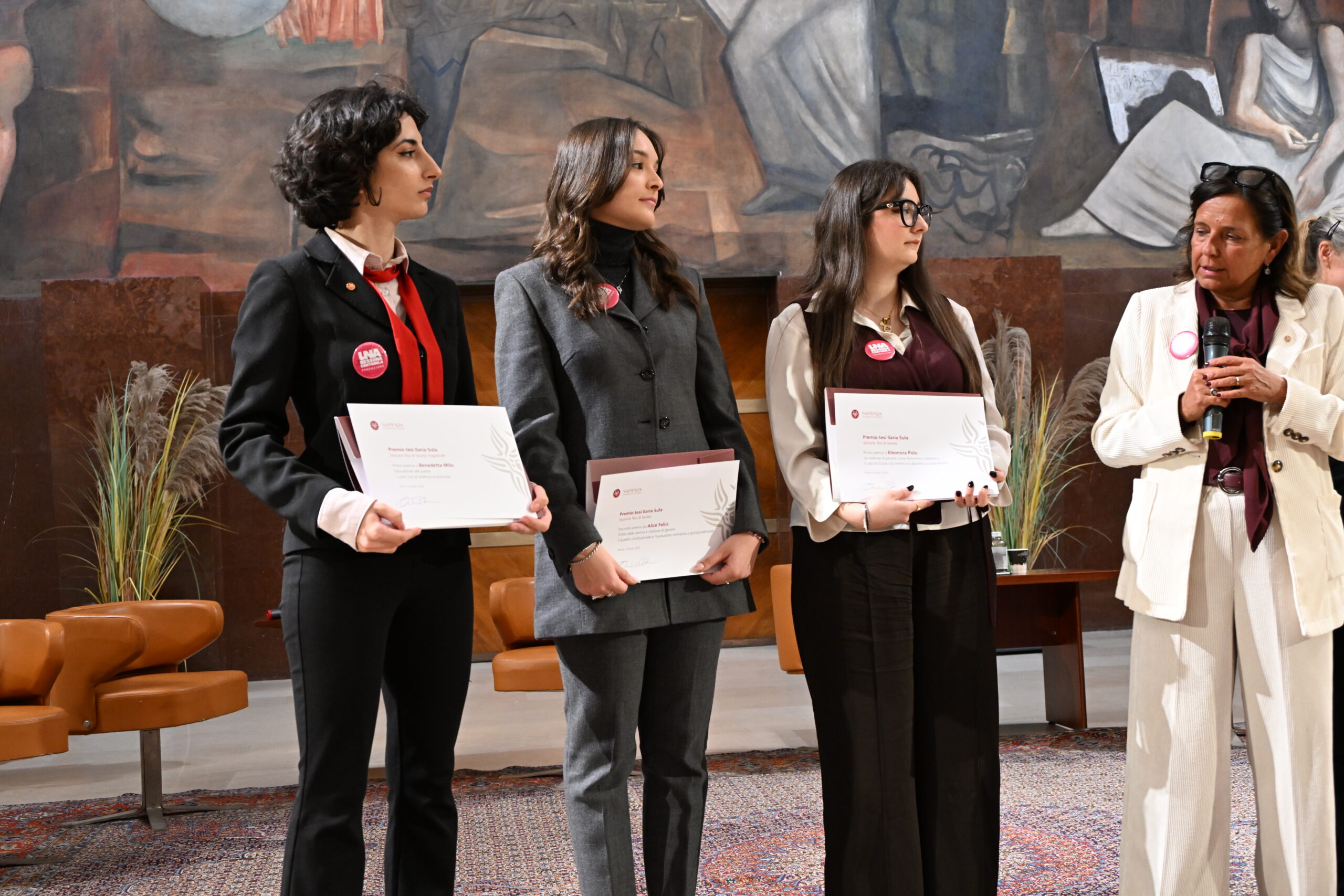 La rettrice con le vincitrici del premio di tesi Ilaria Sula