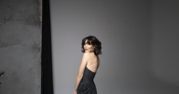 “Brotti! E non ridere che sei come loro”: Manuela Zero torna all’OFF/OFF Theatre con uno spettacolo magico e irresistibile