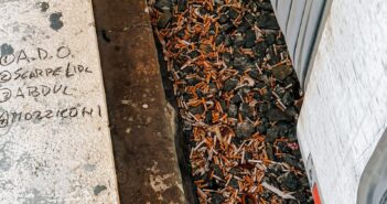 Carl Brave torna a sorpresa con “MOZZICONI”: il nuovo EP fuori oggi