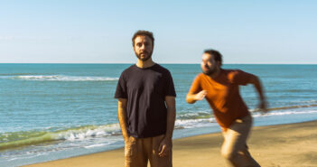 “Due Pesci” debutta al Teatro Belli di Roma: il viaggio tra restare e partire diventa teatro