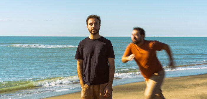 “Due Pesci” debutta al Teatro Belli di Roma: il viaggio tra restare e partire diventa teatro