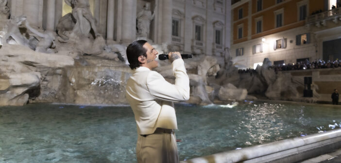 Achille Lauro Incanta Roma: Esibizione A Sorpresa Alla Fontana Di Trevi