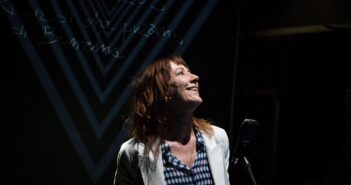 “Città sola” arriva allo Spazio Rossellini: il viaggio teatrale nella solitudine urbana conquista Roma