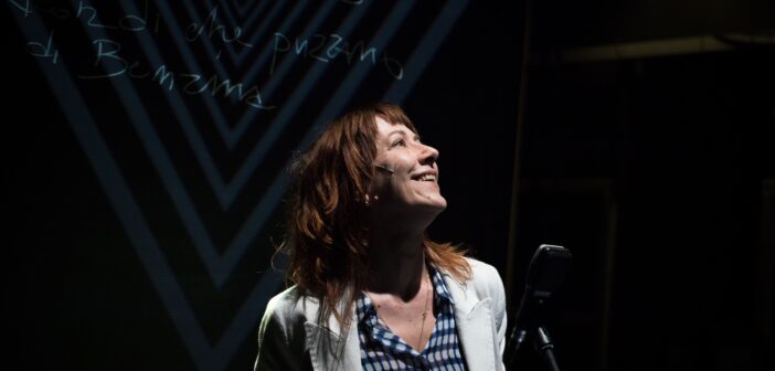 “Città sola” arriva allo Spazio Rossellini: il viaggio teatrale nella solitudine urbana conquista Roma