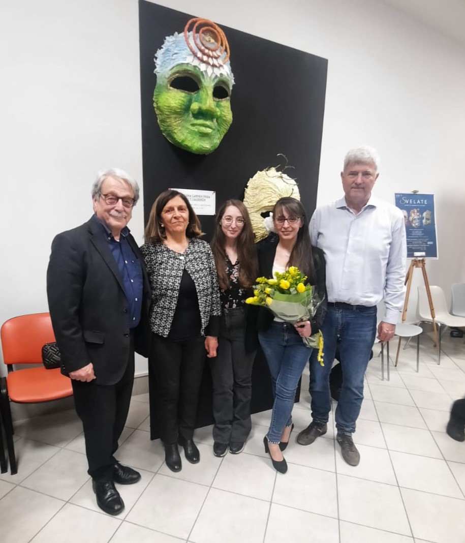 Foto di famiglia Ombretta Luciani con i genitori, il marito e la figlia