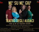 “Né Su Né Giù”: lo spettacolo che trasforma un ascensore in un viaggio tra risate e verità