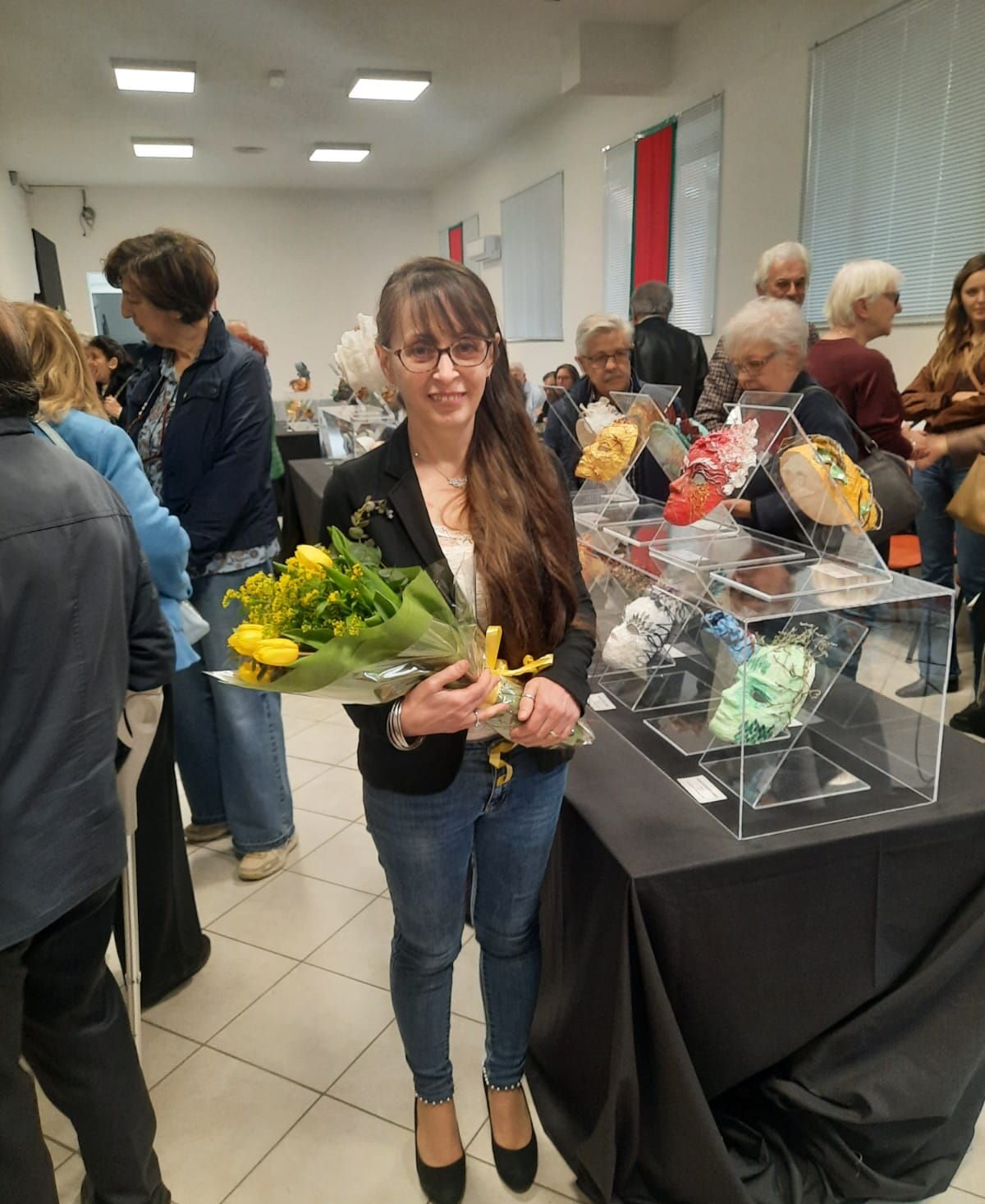 Ombretta Luciani davanti alcune sue opere