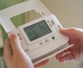 Come affrontare gli aumenti di luce e gas: strategie pratiche per risparmiare