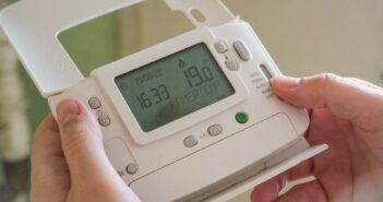 Come affrontare gli aumenti di luce e gas: strategie pratiche per risparmiare