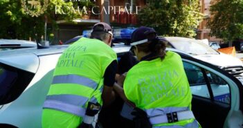 Parcheggiatore abusivo violento arrestato a Roma: intervento immediato della Polizia Locale