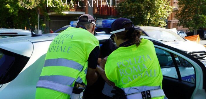 Parcheggiatore abusivo violento arrestato a Roma: intervento immediato della Polizia Locale