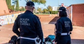 Ponte Mammolo, tenta di rubare merce sequestrata e aggredisce un agente: arrestato 38enne