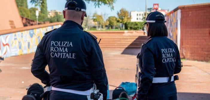 Ponte Mammolo, tenta di rubare merce sequestrata e aggredisce un agente: arrestato 38enne