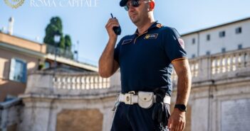 Arresto cardiaco a Piazza di Spagna: salvato dalla Polizia Locale grazie a un intervento immediato