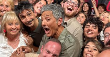 Fiorello infiamma “La Pennicanza”: l’annuncio sul Teatro delle Vittorie, l’appello per l’Umbria e lo show di Sal Da Vinci