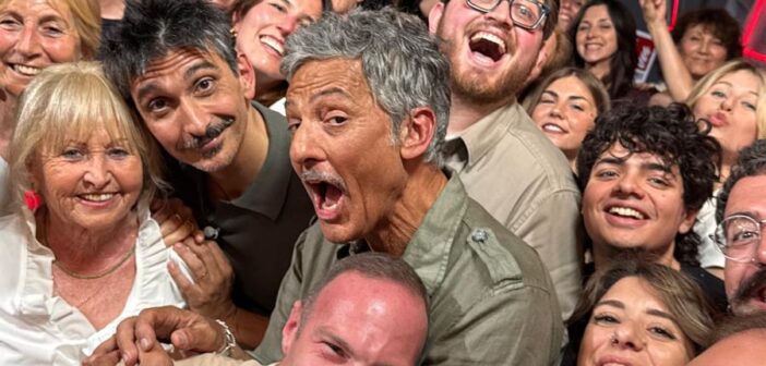 Fiorello infiamma “La Pennicanza”: l’annuncio sul Teatro delle Vittorie, l’appello per l’Umbria e lo show di Sal Da Vinci