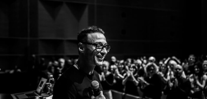 Matteo Sinatti a Roma: al Teatro TH Carpegna Palace uno spettacolo emozionale tra psicologia, musica e rinascita