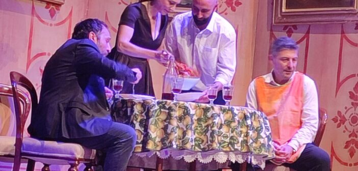 “Morta zia la casa è una mia”: la commedia irresistibile che conquista il Teatro Roma tra risate, colpi di scena e cinismo familiare