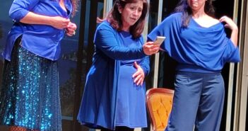 “Stremate sotto la pioggia” conquista il Teatro Tor Bella Monaca tra comicità, mistero e risate irresistibili