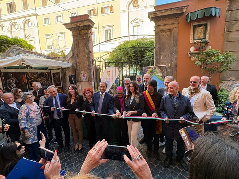Il Taglio del nastro della madrina Manuela Arcuri con tutte le istituzioni presenti