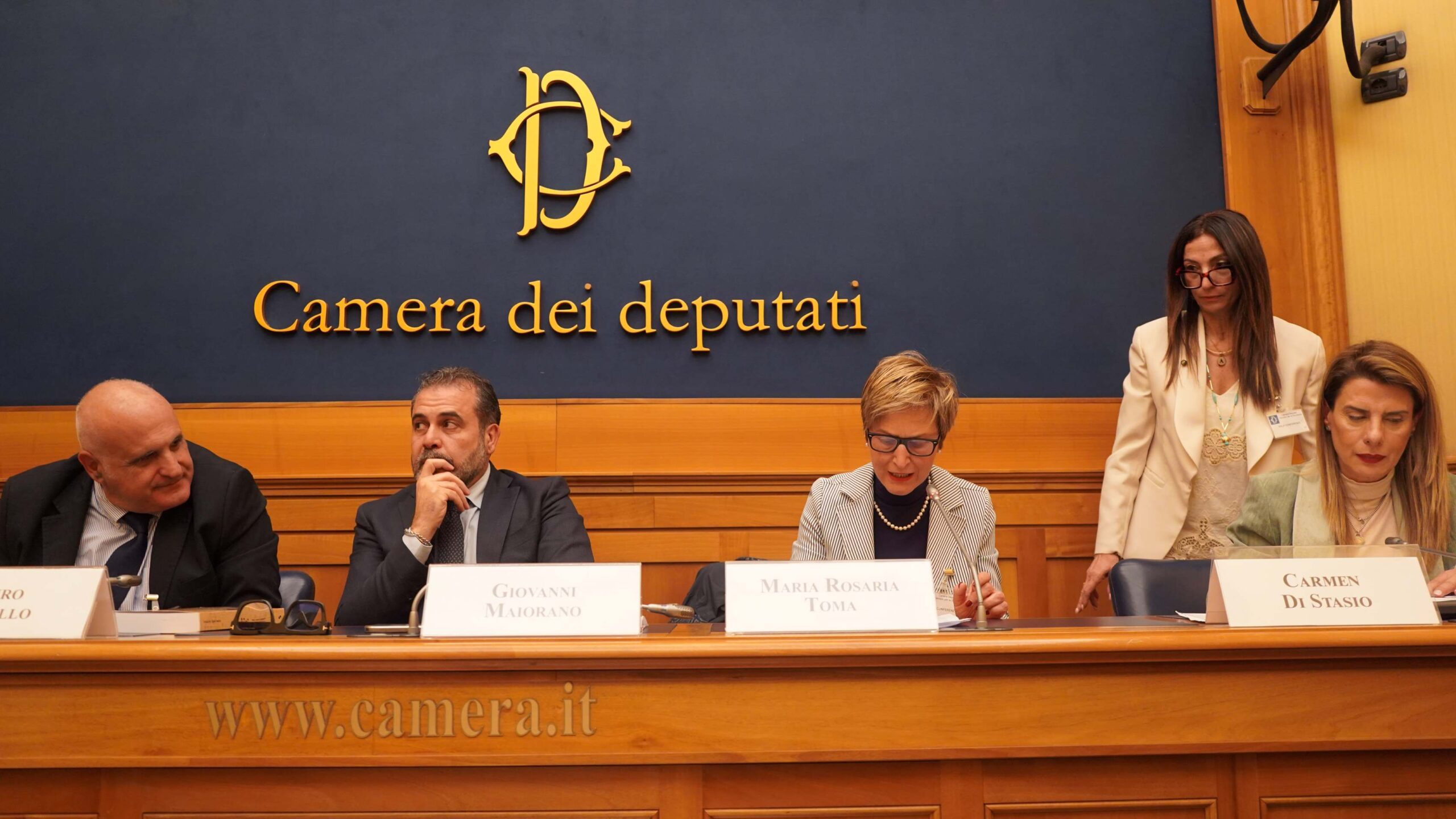 L'autore Dott. Mauro Castiello, l'On. Giovanni Maiorano, Dott.ssa Maria Rosaria Toma, Cav. Maria Antonia Spartà Vice Questore della Polizia di Stato e la giornalista Rai Carmen Di Stasio