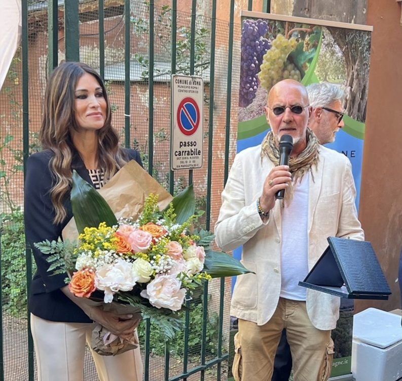 Manuela Arcuri e il Presidente dei 100 pittori Via Margutta Antonio servillo