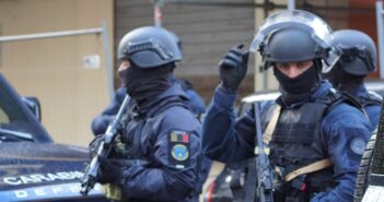 Ostia, sequestri di persona e torture per un borsone da oltre un milione di euro: sei misure cautelari sul litorale romano