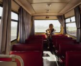 A Roma arriva “SCUOLABUS”: il viaggio-spettacolo anni ’70 che trasforma i quartieri in un palcoscenico itinerante