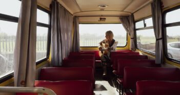 A Roma arriva “SCUOLABUS”: il viaggio-spettacolo anni ’70 che trasforma i quartieri in un palcoscenico itinerante