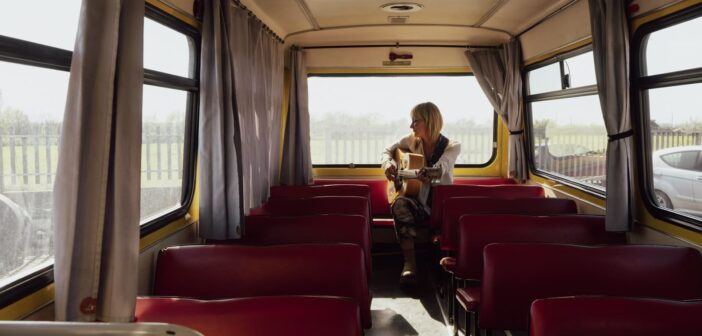 A Roma arriva “SCUOLABUS”: il viaggio-spettacolo anni ’70 che trasforma i quartieri in un palcoscenico itinerante