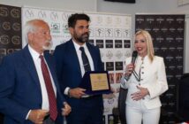 Samanta Panetta consegna la targa al Municipio X