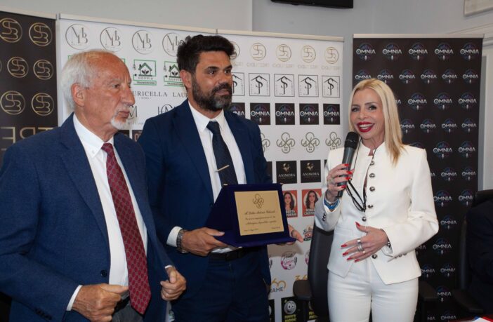 Samanta Panetta consegna la targa al Municipio X