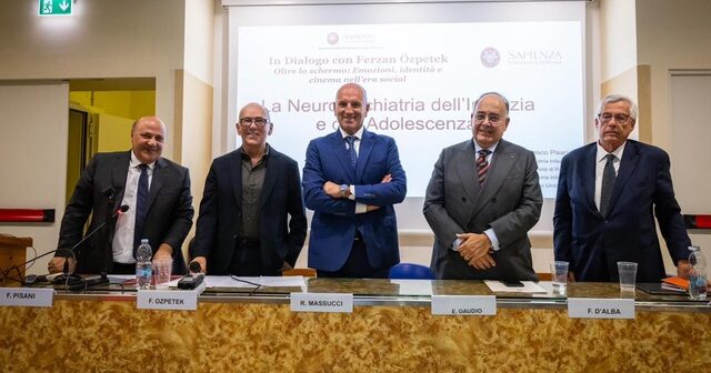 Ferzan Ozpetek a Roma lancia l’allarme sul disagio giovanile: “I genitori spesso non vedono la depressione dei figli”