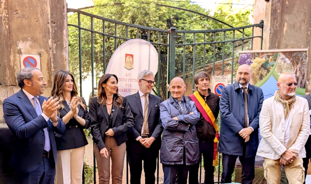 da sx Maio Alberto Crea Manuela Arcuri Svetlana Celli Federico Mollicone Yuri Trobetti Stefano Marin Stefano Tozzi e Antonio Servillo Presidente dei Cento Pittori Via Margutta