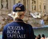 Fontana di Trevi, sventato borseggio con la tecnica del “finto fotografo”: salvata una turista australiana