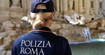 Fontana di Trevi, sventato borseggio con la tecnica del “finto fotografo”: salvata una turista australiana