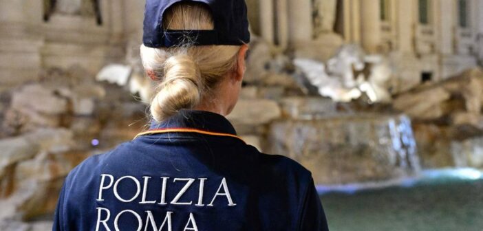 Fontana di Trevi, sventato borseggio con la tecnica del “finto fotografo”: salvata una turista australiana
