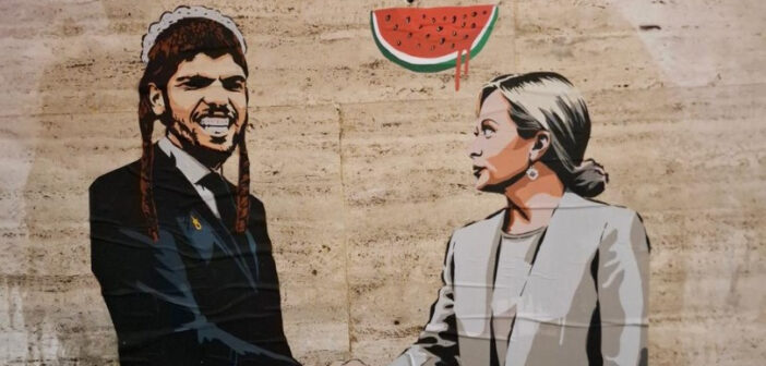 Laika colpisce Roma e Bruxelles: le nuove opere contro l’accordo UE-Israele infiammano il dibattito
