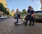 Monopattini elettrici a Roma, boom di multe dopo le nuove regole: oltre 400 violazioni in una settimana