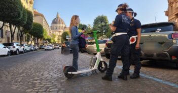 Monopattini elettrici a Roma, boom di multe dopo le nuove regole: oltre 400 violazioni in una settimana