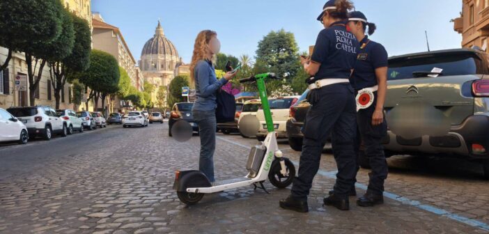 Monopattini elettrici a Roma, boom di multe dopo le nuove regole: oltre 400 violazioni in una settimana