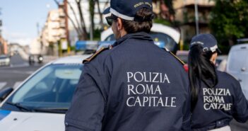 Centocelle, sorpresi mentre tentano di sbloccare uno smartphone rubato: denunciati due uomini