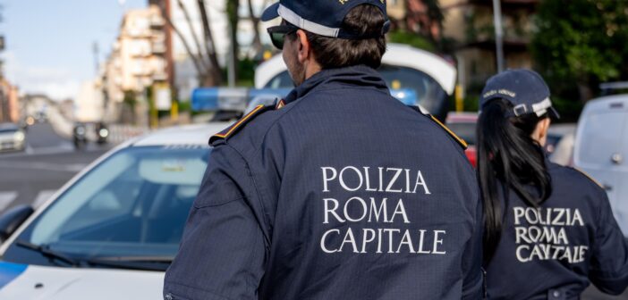 Centocelle, sorpresi mentre tentano di sbloccare uno smartphone rubato: denunciati due uomini