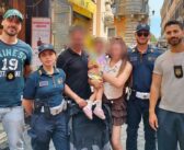 Roma, bambina di 2 anni si perde tra la folla vicino alla Fontana di Trevi: ritrovata dagli agenti della Polizia Locale