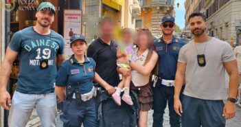 Roma, bambina di 2 anni si perde tra la folla vicino alla Fontana di Trevi: ritrovata dagli agenti della Polizia Locale