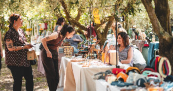 Bonfire Market torna nella Caffarella: due giorni tra artigianato, yoga, creatività e natura sotto gli ulivi di Roma