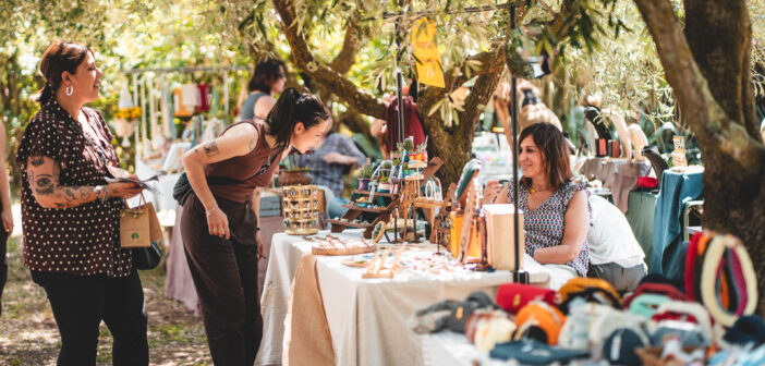 Bonfire Market torna nella Caffarella: due giorni tra artigianato, yoga, creatività e natura sotto gli ulivi di Roma